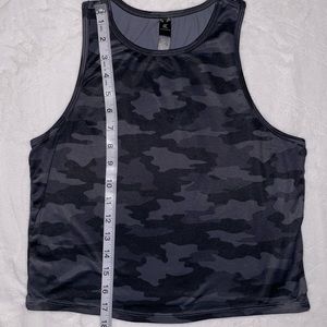 Workout camo crop top. Size: x-small, excellent condition